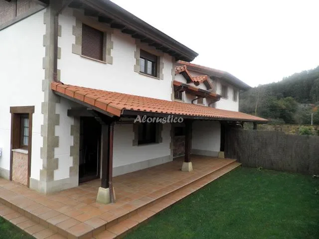 Alojamiento turístico LA CASONA en ALFOZ DE LLOREDO · CANTABRIA