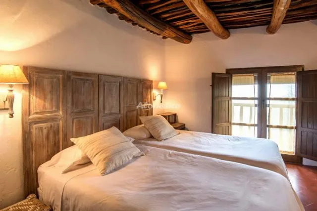 CASA DE LA ROCA en PITRES — miniatura 5