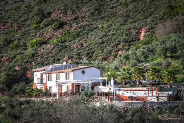 Alojamiento turístico EL PARAJE DE CHIRCALES en VALDEPEÑAS DE JAEN · JAÉN