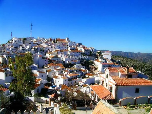 EL PATIO DE LA CALLE DE LA IGLESIA en COMARES — foto 1 de 15