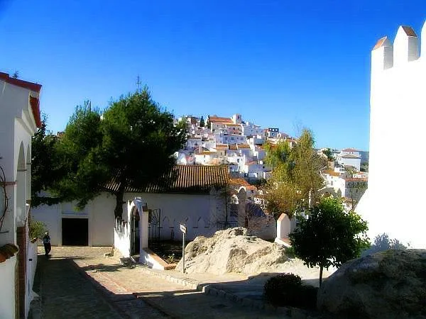 EL PATIO DE LA CALLE DE LA IGLESIA en COMARES — miniatura 11