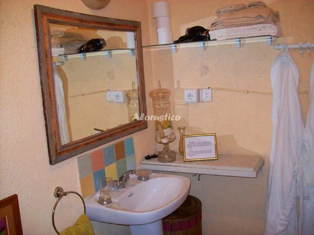 EL PATIO DE LA CALLE DE LA IGLESIA en COMARES — miniatura 10